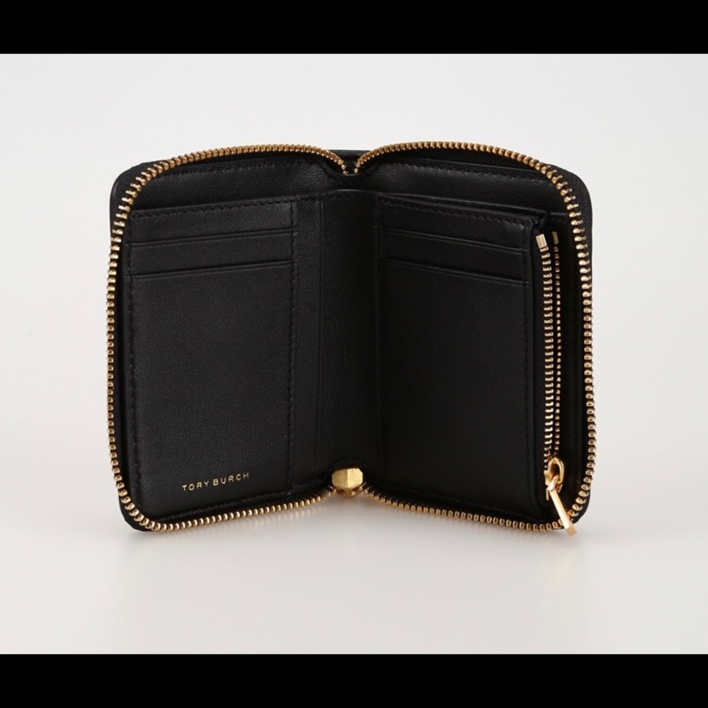 ***Brand New Tory Burch Fleming medium wallet***